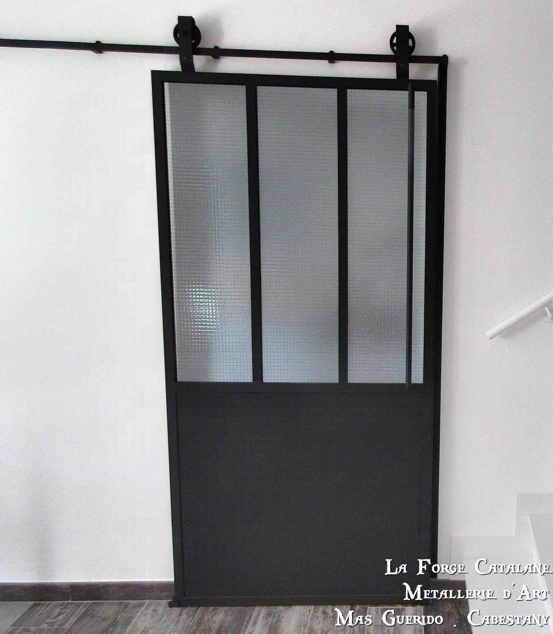 verriere ancien atelier roue roulette fonte grange verre vitrage armee fil fer forge catalane.jpg